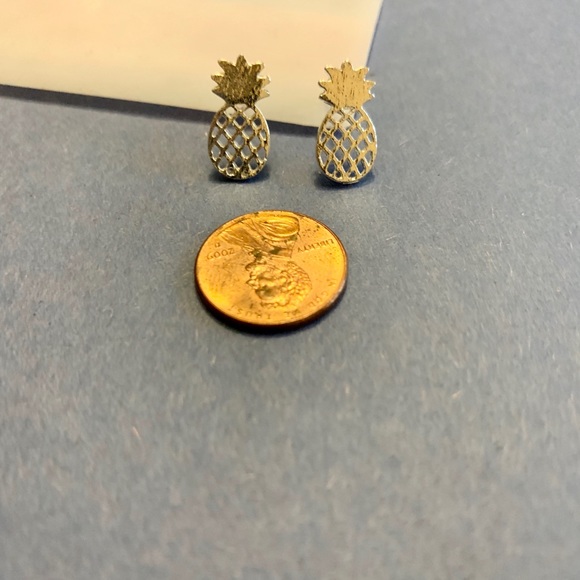 Pineapple silvertone earring - Picture 3 of 3